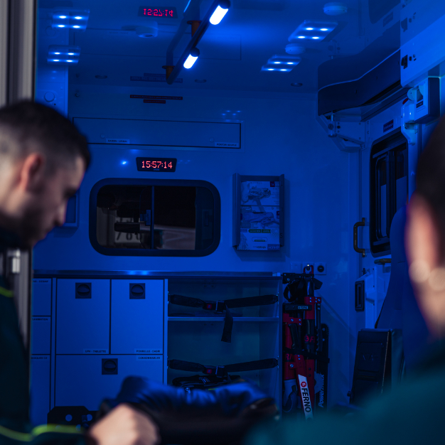 Un ambulancier manœuvre un brancard